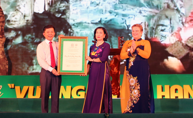 Chủ tịch UBND tỉnh Nguyễn Hữu Hoài đón Bằng công nhận Vườn Quốc gia Phong Nha- Kẻ Bàng trở thành Di sản thiên nhiên thế giới lần thứ 2.