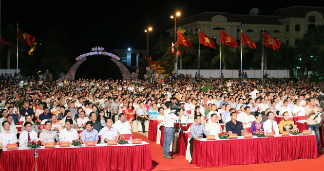 Hàng nghìn khách mời cùng nhân dân trong tỉnh tham gia vào đêm hội.