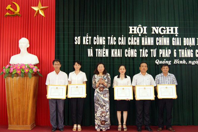 Đồng chí Nguyễn Thị Lài, Tỉnh ủy viên, Giám đốc Sở Tư pháp trao tặng giấy khen cho các tập thể có thành tích xuất sắc trong công tác cải cách hành chính giai đoạn 2011-2015.
