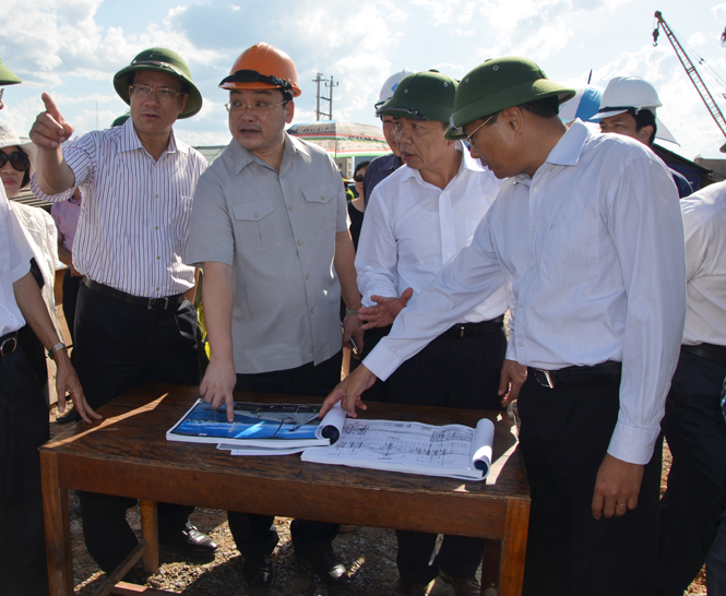 Đồng chí Bí thư Tỉnh ủy giới thiệu Dự án Cầu Nhật Lệ 2 với Phó Thủ tướng Hoàng Trung Hải.