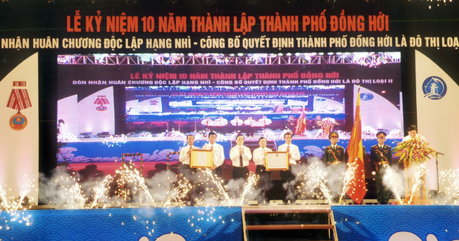 Phó Thủ tướng Hoàng Trung Hải trao quyết định công nhận thành phố Đồng Hới trở thành đô thị loại II trực thuộc tỉnh cho Đảng bộ và nhân dân thành phố.