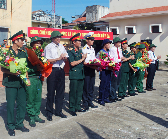 5 năm qua, quốc phòng-an ninh TP. Đồng Hới được tăng cường và củng cố vững chắc (trong ảnh: Đồng chí Lương Ngọc Bính, Ủy viên Trung ương Đảng, Bí thư Tỉnh ủy, Chủ tịch HĐND tỉnh cùng các đồng chí lãnh đạo thành phố tặng hoa động viên con em quê hương lên đường nhập ngũ, tháng 9-2014).