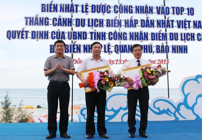 Thành phố Đồng Hới đón nhận Bằng công nhận bãi biển Nhật Lệ trở thành một trong Tốp 10 bãi biển hấp dẫn nhất Việt Nam.