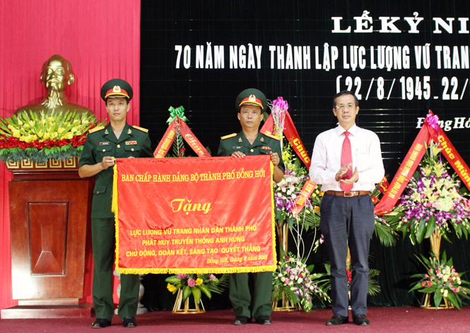 Đồng chí Bí thư Thành ủy trao bức trướng của Ban Chấp hành Đảng bộ thành phố cho lực lượng vũ trang thành phố nhân kỷ niệm 70 năm Ngày thành lập.