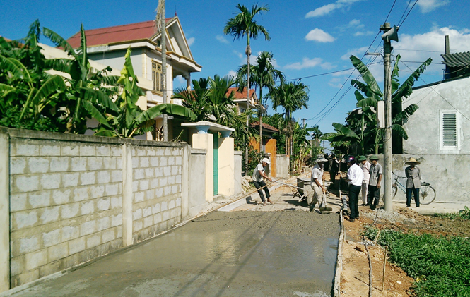 Bê tông hóa giao thông nông thôn ở thôn Mai Hạ.