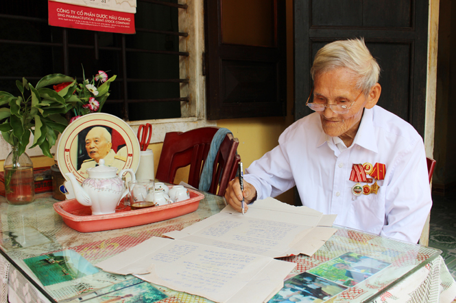 Cụ Đinh Tiến Thế, cán bộ lão thành cách mạng 73 năm tuổi Đảng.