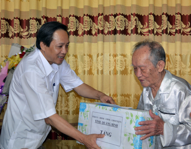 Đồng chí Hoàng Đăng Quang, Phó Bí thư Thường trực Tỉnh ủy, Trưởng đoàn đại biểu Quốc hội tỉnh thăm hỏi và tặng quà cán bộ tiền khởi nghĩa Nguyễn Thanh Xuân (tổ dân phố 8, phường Quảng Phong, thị xã Ba Đồn).