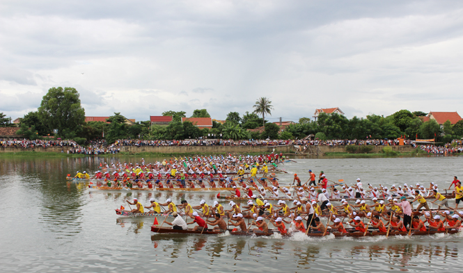 Tưng bừng lễ hội đua, bơi thuyền huyện Lệ Thủy. Ảnh: NG.HOÀNG