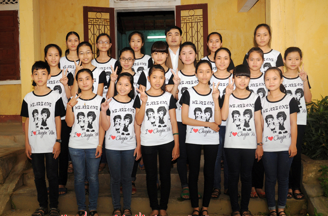 Thầy giáo Ngô Mậu Tình và đội tuyển HSG môn Ngữ Văn lớp 9 ngành Giáo dục-Đào tạo Lệ Thủy, năm học 2014-2015.