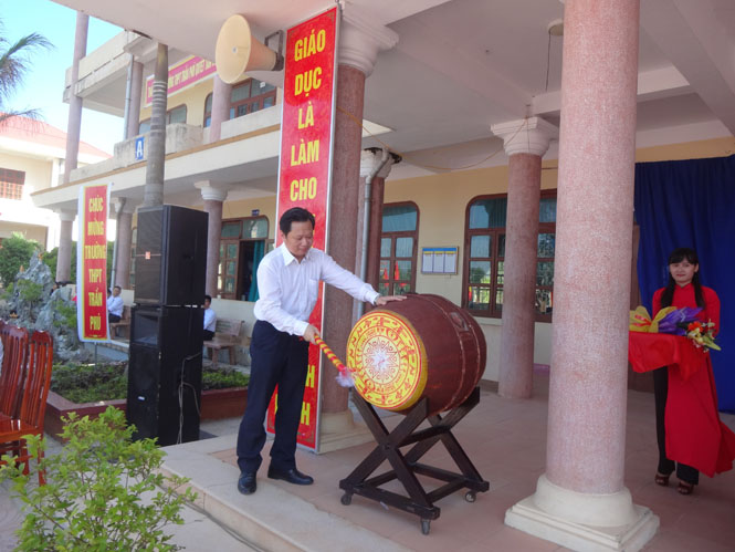 Đồng chí Nguyễn Tiến Hoàng, Tỉnh ủy viên, Phó Chủ tịch UBND tỉnh đánh trống khai giảng năm học mới tại trường THPT Trần Phú