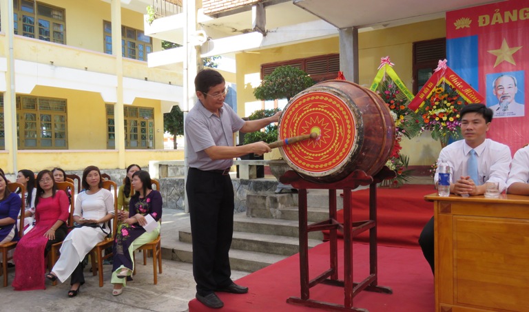 Đồng chí Trần Tiến Dũng, Tỉnh ủy viên, Phó Chủ tịch UBND tỉnh đánh trống khai trường tại Trường phổ thông Dân tộc nội trú tỉnh.