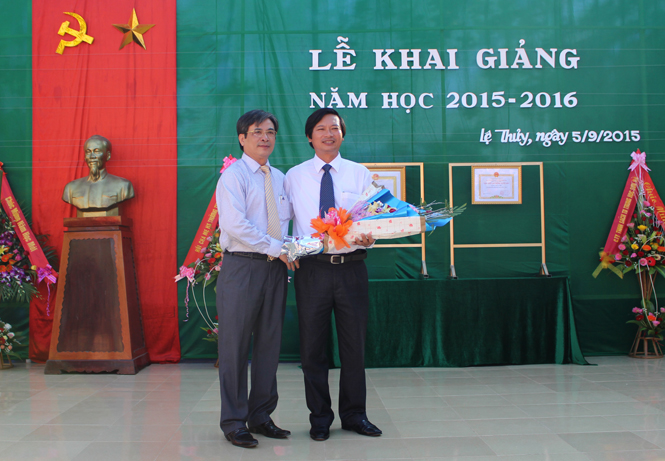 Đồng chí lê Hùng Phi tặng hoa chúc mừng Trường THPT Lệ Thủy nhân dịp khai giảng năm học mới 2015 - 2016.