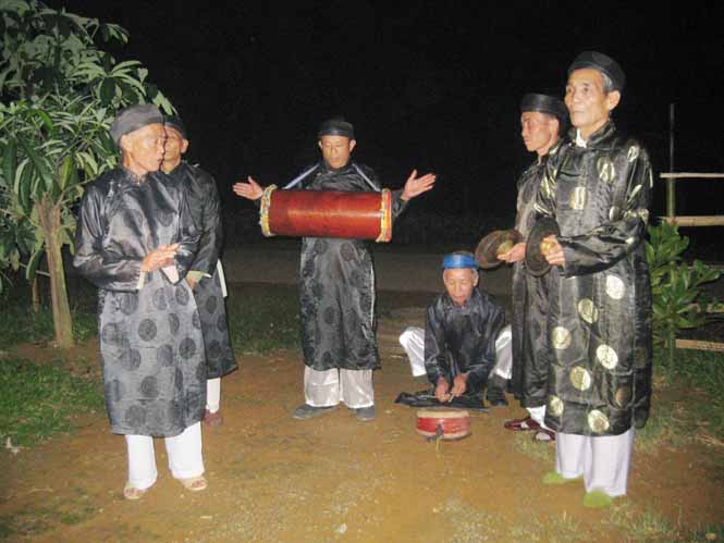 Làn điệu sắc bùa “Dạo ngõ” được hát trong dịp Tết ở thôn Ba Nương, xã Xuân Hóa.