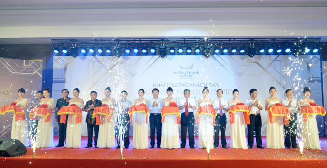 Đồng chí Nguyễn Hữu Hoài, Phó Bí thư Tỉnh uỷ, Chủ tịch UBND tỉnh và đại diện lãnh đạo các đơn vị liên quan cắt băng khai trương