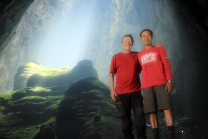 Ông Howard Limbert và Hồ Khanh trong một chuyến đi hang Sơn Đoòng.
