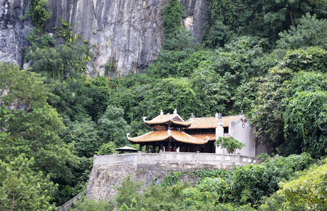 Đền Nghe tọa lạc ngay trước cửa động Phong Nha-Tiên Sơn.