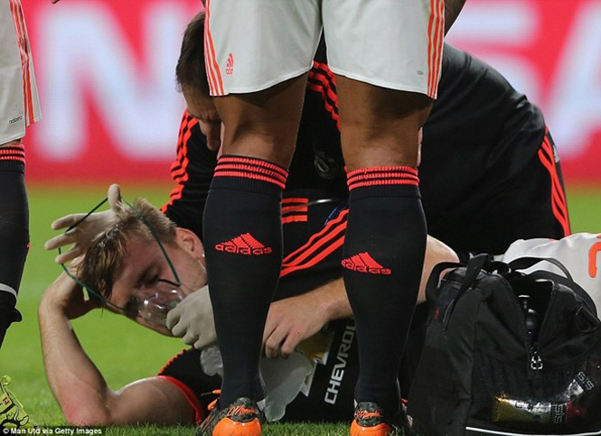 Luke Shaw đã phải đeo mặt nạ dưỡng khí khi rời sân đấu. (Nguồn: Gett Images)