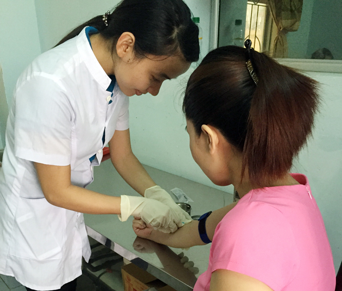 Xét nghiệm HIV tự nguyện ở Trung tâm phòng chống HIV/AIDS.