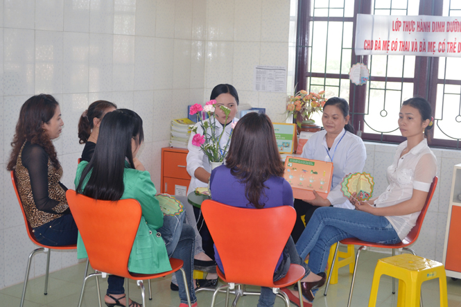 Tư vấn dinh dưỡng cho các bà mẹ có con dưới 5 tuổi là hoạt động thường xuyên của Trung tâm chăm sóc sức khỏe sinh sản.