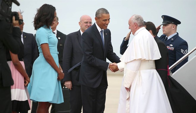 Tổng thống Mỹ Barack Obama cùng phu nhân đón chào Giáo hoàng Francis tại sân bay. (Ảnh: AP)