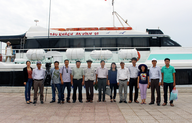 Đoàn công tác Hội Nhà báo Việt Nam tỉnh Quảng Bình tại bến cảng Sa Kỳ chuẩn bị ra đảo Lý Sơn.