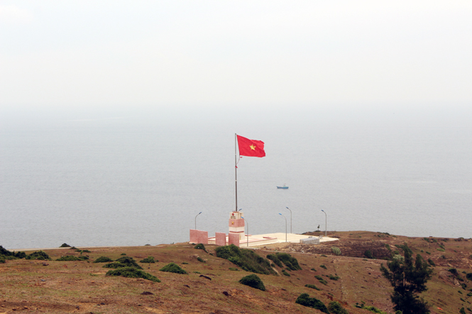 Cột cờ chủ quyền Tổ quốc trên núi Thới Lới, đảo Lý Sơn
