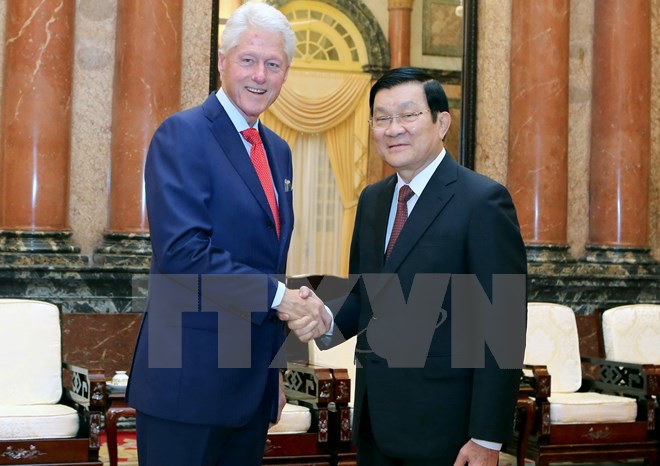 Chủ tịch nước Trương Tấn Sang tiếp Cựu Tổng thống Hoa Kỳ Bill Clinton 7/2015, tại phủ Chủ tịch.(Ảnh: Nguyễn Khang/TTXVN)