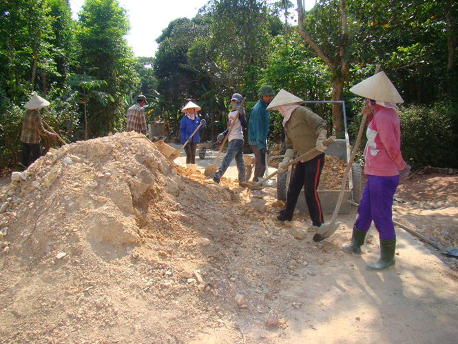 Ảnh 5 : Nhân dân xã Quảng Lưu (Quảng Trạch) thi đua thực hiện tiêu chí giao thông để đẩy nhanh tiến độ xây dựng nông thôn mới