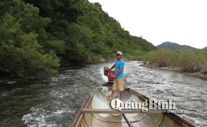 Khéo léo chèo thuyền qua thác Hôi, một điểm khó trên sông Long Đại.
