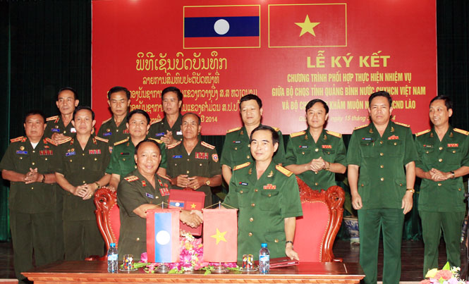 Ký kết phối hợp thực hiện nhiệm vụ với Bộ chỉ huy Quân sự tỉnh Khăm Muộn-Lào.