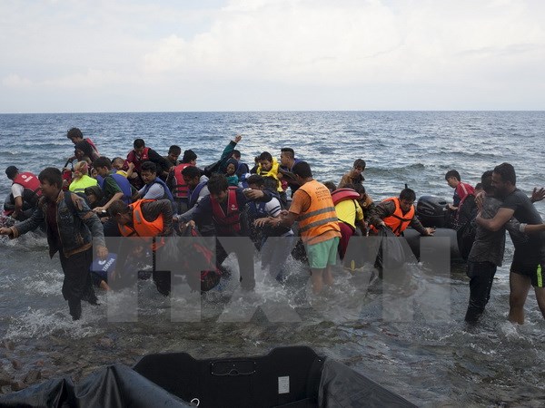 Người tị nạn Syria tới đảo Lesbos, Hy Lạp sau cuộc hành trình vượt biển Aegean từ Thổ Nhĩ Kỳ ngày 28/9. (Nguồn: Reuter/TTXVN)
