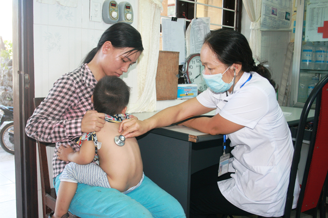 Cán bộ Trạm y tế xã Nghĩa Ninh khám bệnh cho người dân.