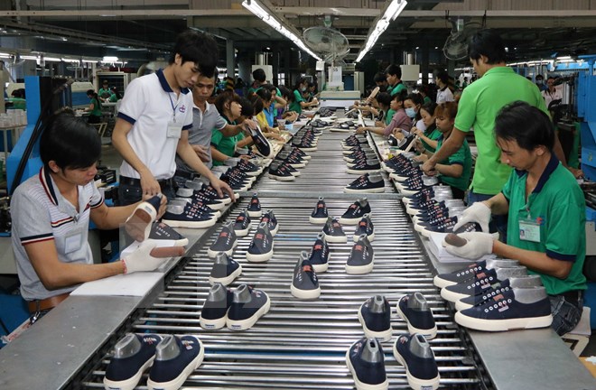 Dây chuyền sản xuất giày của Công ty cổ phần Công nghiệp Đông Hưng, KCN Tân Đông Hiệp A, Bình Dương. (Ảnh: Quách Lắm/TTXVN)