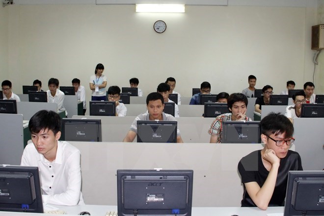 Thí sinh làm bài thi đánh giá năng lực lấy kết quả xét tuyển vào Trường Đại học Quốc gia Hà Nội. (Ảnh: Quý Trung/TTXVN)