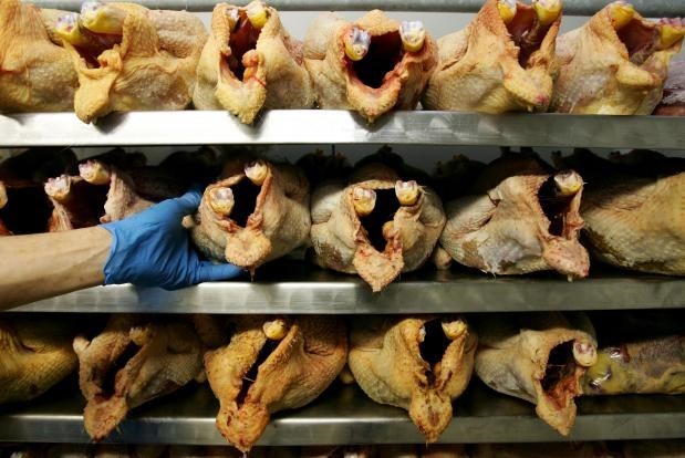 Đùi gà Mỹ được bán với giá chỉ 20.000 đồng/kg tại Việt Nam. (Ảnh minh họa. Nguồn: Reuters)