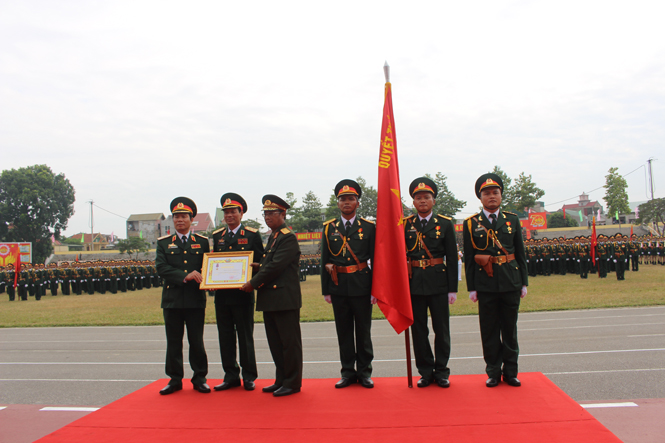 Đồng chí Trung tướng Su Von - Lương Bun Mi, Ủy viên Ban chấp hành Trung ương Đảng Nhân dân cách mạng Lào, Tổng Tham mưu trưởng Quân đội nhân dân Lào trao tặng Huân Chương Tự do hạng Nhất cho Quân khu IV.