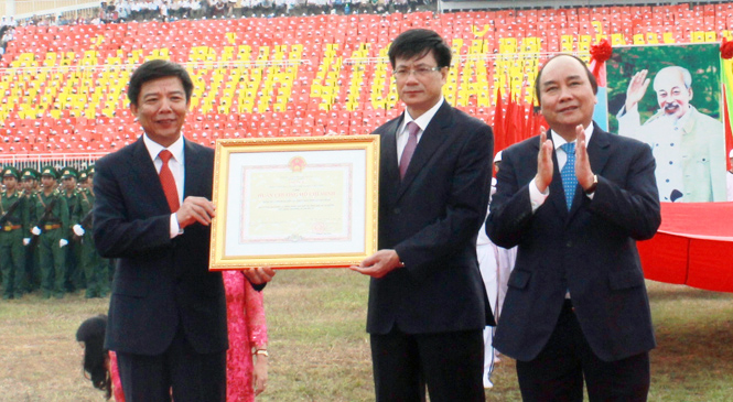 Đồng chí Nguyễn Xuân Phúc, Ủy viên Bộ Chính trị, Phó Thủ tướng Chính phủ trao tặng Huân chương Hồ Chí Minh cho cán bộ và nhân dân Quảng Bình, năm 2014.