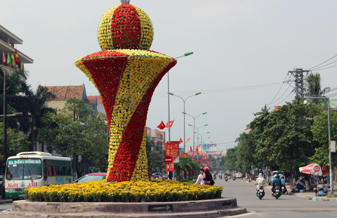 Đường Trần Hưng Đạo được trang hoàng lộng lẫy hơn