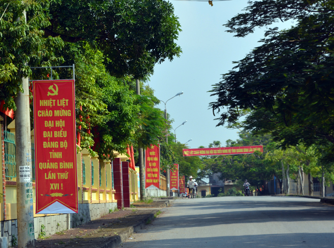 Băng rôn, biểu ngữ chào mừng Đại hội được treo dọc các tuyến đường trung tâm thị trấn Quán Hàu.