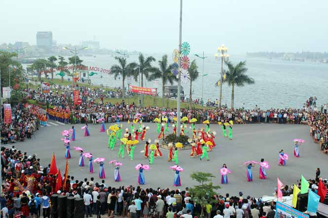 Tuần lễ Văn hóa-Du lịch Đồng Hới thu hút hàng nghìn người dân và du khách cùng tham gia.
