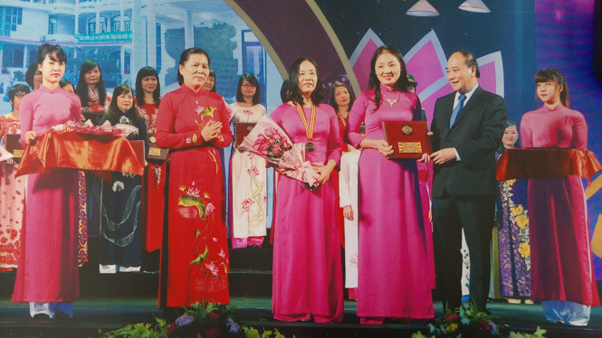 Đồng chí Nguyễn Xuân Phúc, Ủy viên Bộ Chính trị, Phó Thủ tướng Chính phủ trao Giải thưởng Phụ nữ Việt Nam năm 2015 cho đại diện phụ nữ Nhà Thiếu nhi Quảng Bình.