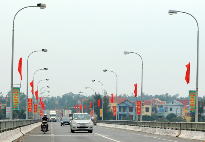 Thị trấn Quán Hàu (Quảng Ninh) rực rỡ băng cờ khẩu hiệu chào mừng Đại hội Đảng bộ tỉnh lần thứ XVI, nhiệm kỳ 2015-2020. Ảnh: P.V