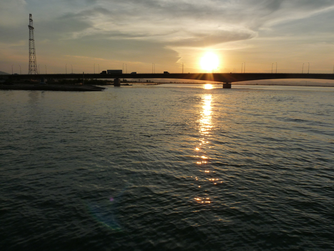 Hoàng hôn trên sông Gianh. Ảnh: T.H