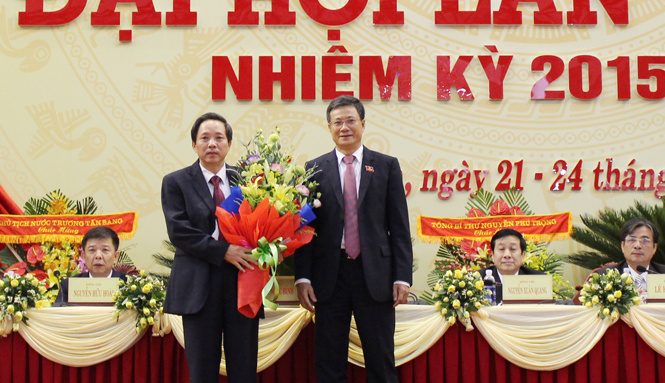 Ảnh 1 : Đồng chí Lương Ngọc Bính, Ủy viên Trung ương Đảng, Bí thư Tỉnh ủy khóa XV tặng hoa chúc mừng đồng chí Hoàng Đăng Quang, Bí thư Tỉnh ủy.