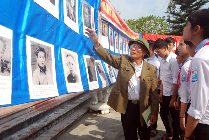 Ông Nguyễn Đình Phong trưng bày các tư liệu về thân thế, sự nghiệp của Chủ tịch Hồ Chí Minh.
