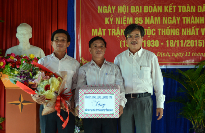 Đồng chí Lê Hùng Phi, Chủ tich Ủy ban MTTQVN tỉnh tặng hoa, quà chúc mừng cán bộ nhân dân thôn Tân Định, xã Hải Ninh, huyện Quảng Ninh.