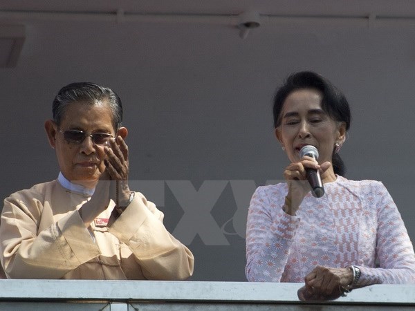 Lãnh đạo đảng NLD đối lập Aung San Suu Kyi (phải) phát biểu trước những người ủng hộ tại Yangon. (Nguồn: AFP/TTXVN)