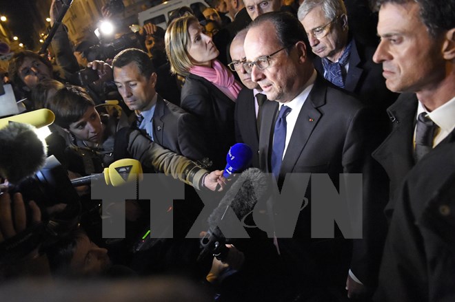 Tổng thống Pháp Francois Hollande (thứ hai, phải), Bộ trưởng Nội vụ Bernard Cazeneuve (giữa) và Thủ tướng Manuel Valls (phải) tại hiện trường sau vụ tấn công ở nhà hát Bataclan ngày 14-11. (Nguồn: AFP/TTXVN)