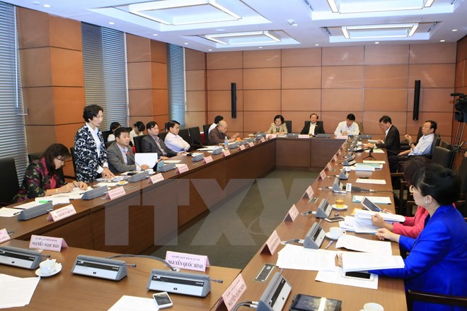 Đoàn đại biểu Quốc hội Thành phố Hà Nội thảo luận ở tổ. (Ảnh: Doãn Tấn/TTXVN)
