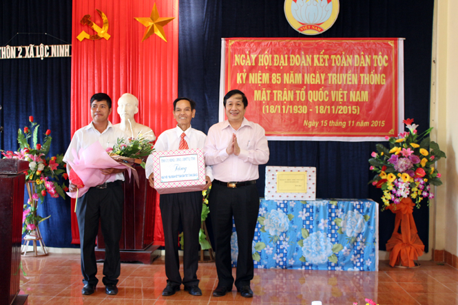 Đồng chí Phó Chủ tịch Thường trực UBND tinh trao quà cho cán bộ, nhân dân thôn 2 xã Lộc Ninh tại Ngày hội Đại đoàn kết dân tộc.